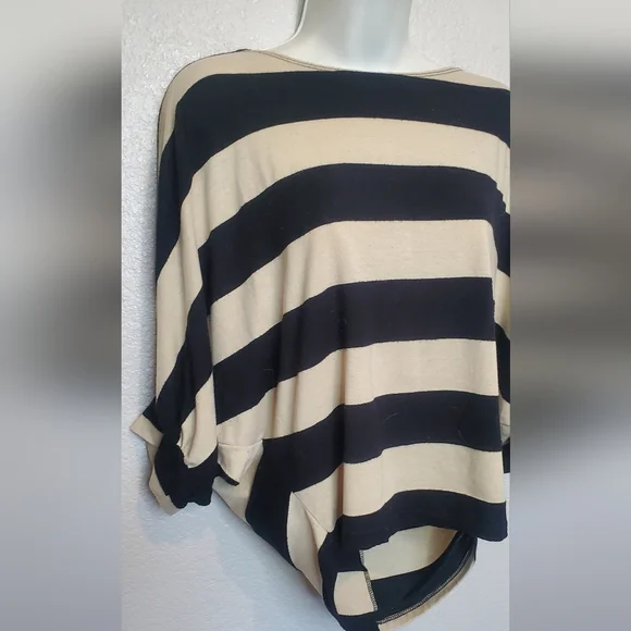 💚5/$25 Striped Black & Cream Cropped Slouchy Dolman Knit Top Size Medium - Picture 3 of 6